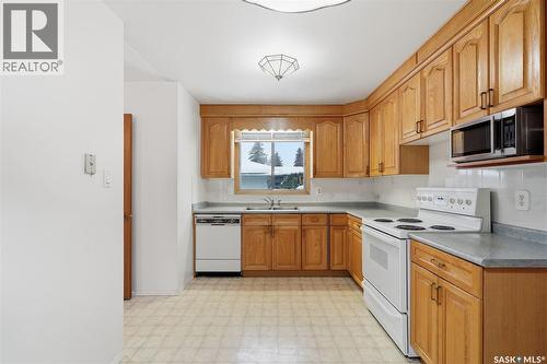 121 Simon Fraser Crescent, Saskatoon, SK - Indoor Photo Showing Kitchen With Double Sink