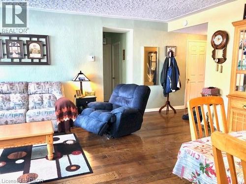 40 Harrisford Street Unit# 103, Hamilton, ON - Indoor Photo Showing Living Room