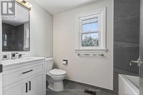 274 Compton Avenue, Ottawa, ON - Indoor Photo Showing Bathroom