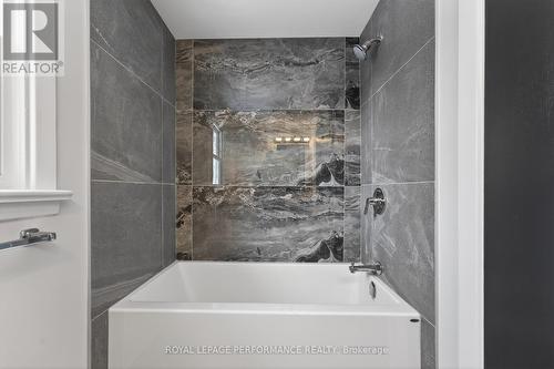 274 Compton Avenue, Ottawa, ON - Indoor Photo Showing Bathroom