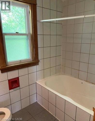 38 North Oval, Hamilton, ON - Indoor Photo Showing Bathroom