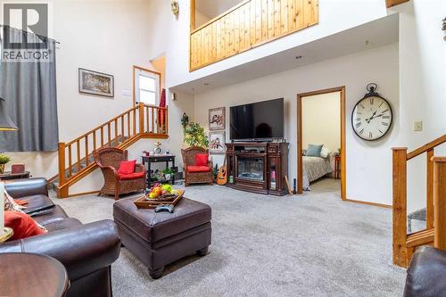 253 51 Avenue E, Claresholm, AB - Indoor Photo Showing Living Room