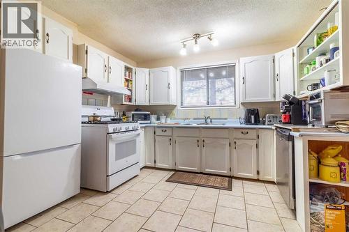 253 51 Avenue E, Claresholm, AB - Indoor Photo Showing Kitchen