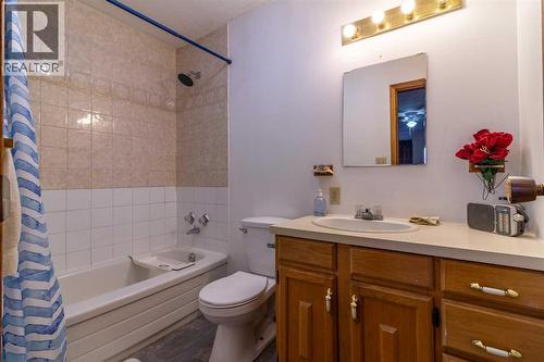 253 51 Avenue E, Claresholm, AB - Indoor Photo Showing Bathroom