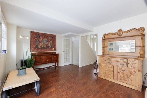 Salon - 409Z Rue Bruce, Kirkland, QC - Indoor