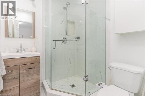 4 Robins Avenue, Hamilton, ON - Indoor Photo Showing Bathroom