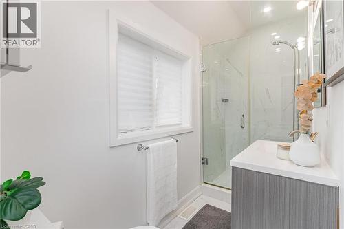4 Robins Avenue, Hamilton, ON - Indoor Photo Showing Bathroom