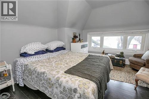 133 Park Row N, Hamilton, ON - Indoor Photo Showing Bedroom