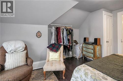133 Park Row N, Hamilton, ON - Indoor Photo Showing Bedroom