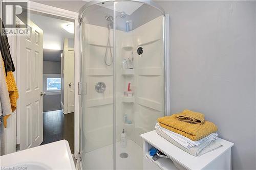 133 Park Row N, Hamilton, ON - Indoor Photo Showing Bathroom