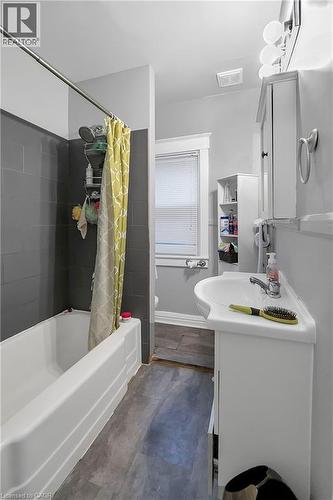 133 Park Row N, Hamilton, ON - Indoor Photo Showing Bathroom