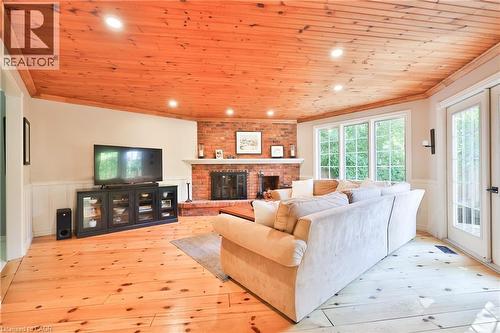 206 Rossmore Boulevard, Burlington, ON - Indoor Photo Showing Living Room With Fireplace