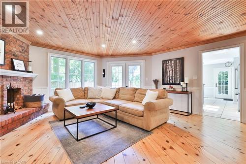 206 Rossmore Boulevard, Burlington, ON - Indoor Photo Showing Living Room With Fireplace