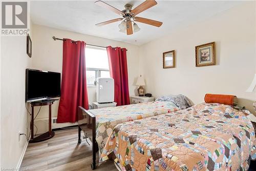 Bedroom with light wood-style floors and a ceiling fan - 485 Thorold Road Unit# 323, Welland, ON - Indoor Photo Showing Bedroom