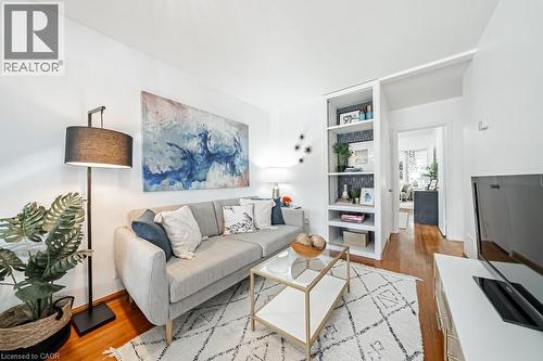 1089 Meredith Avenue, Mississauga, ON - Indoor Photo Showing Living Room