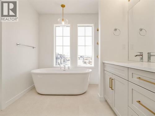 730 Violet Place W, Lethbridge, AB - Indoor Photo Showing Bathroom