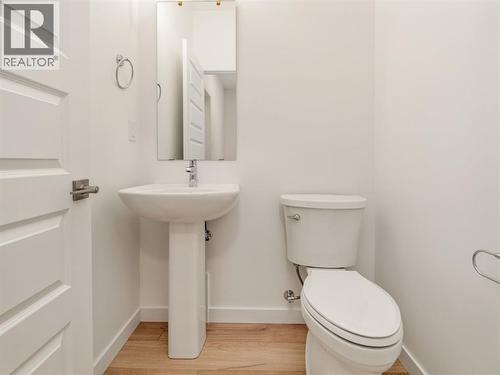 730 Violet Place W, Lethbridge, AB - Indoor Photo Showing Bathroom