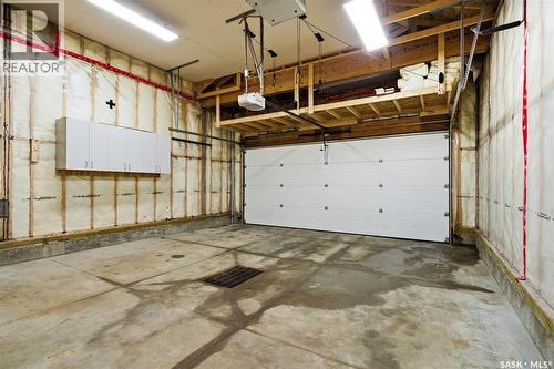 5669 Glide Crescent, Regina, SK - Indoor Photo Showing Garage