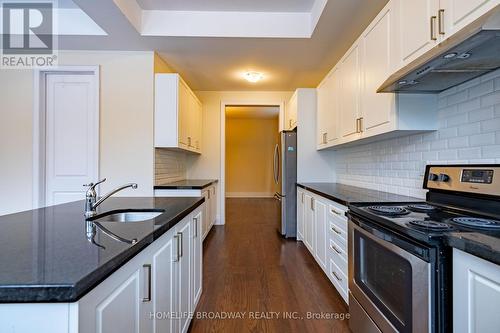 166 Conklin Crescent, Aurora, ON - Indoor Photo Showing Kitchen With Upgraded Kitchen