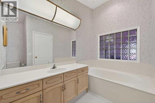 12 Sierra Morena Way Sw, Calgary, AB - Indoor Photo Showing Bathroom