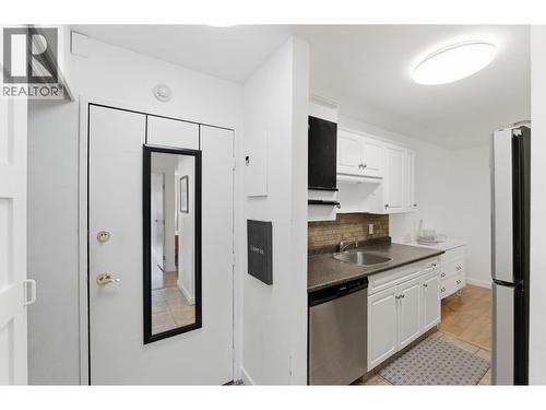 445 All Star Court Unit# 207, Kelowna, BC - Indoor Photo Showing Kitchen