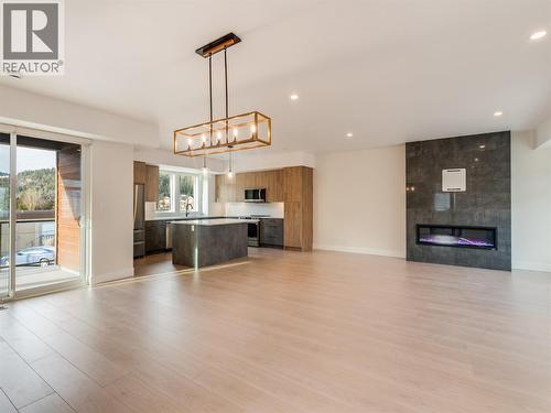 910 Lakeside Drive Unit# 107, Nelson, BC - Indoor Photo Showing Living Room With Fireplace