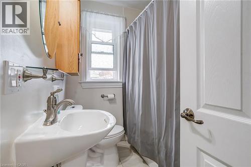 Main level bathroom - 2322 Redfern Road, Burlington, ON - Indoor Photo Showing Bathroom