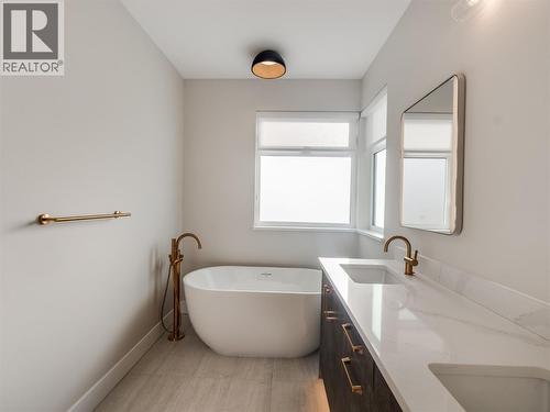 910 Lakeside Drive Unit# 401, Nelson, BC - Indoor Photo Showing Bathroom