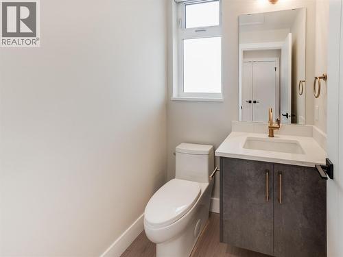 Half Bathroom off foyer - 910 Lakeside Drive Unit# 401, Nelson, BC - Indoor Photo Showing Bathroom