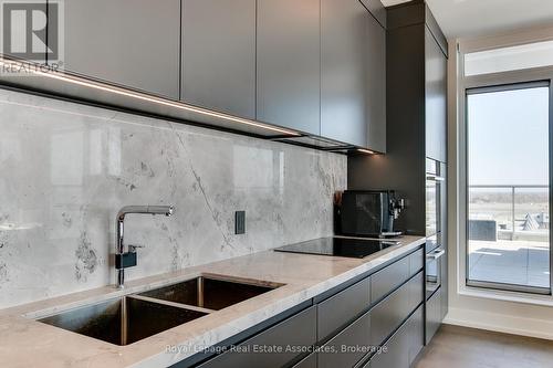 1002 - 90 Stadium Road, Toronto, ON - Indoor Photo Showing Kitchen