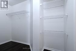 walk-in closet - 