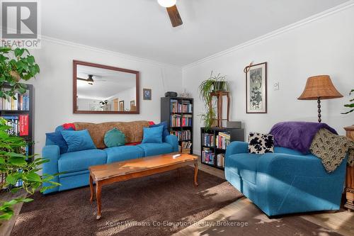 310 Concession 13 W, Tiny, ON - Indoor Photo Showing Living Room