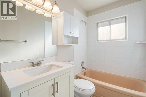 19 Carmangay Crescent Nw, Calgary, AB - Indoor Photo Showing Bathroom