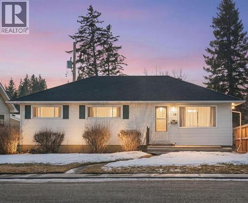 19 Carmangay Crescent NW  Calgary, AB T2L 0S8