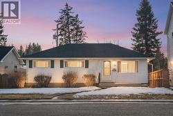 19 Carmangay Crescent NW  Calgary, AB T2L 0S8