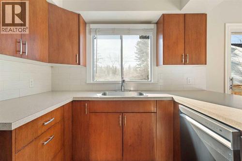 19 Carmangay Crescent Nw, Calgary, AB - Indoor Photo Showing Kitchen