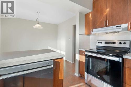 19 Carmangay Crescent Nw, Calgary, AB - Indoor Photo Showing Kitchen