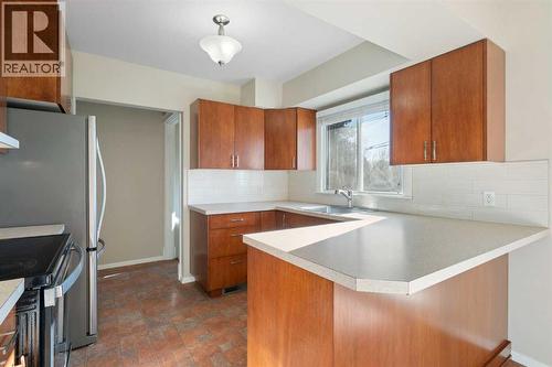 19 Carmangay Crescent Nw, Calgary, AB - Indoor Photo Showing Kitchen