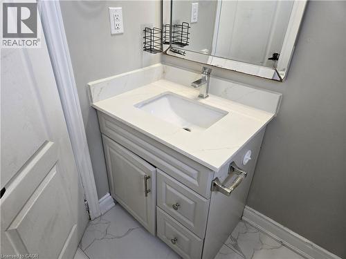 91 Barons Avenue S, Hamilton, ON - Indoor Photo Showing Bathroom