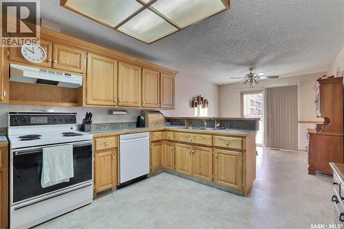 6302 Engel Drive, Regina, SK - Indoor Photo Showing Kitchen With Double Sink