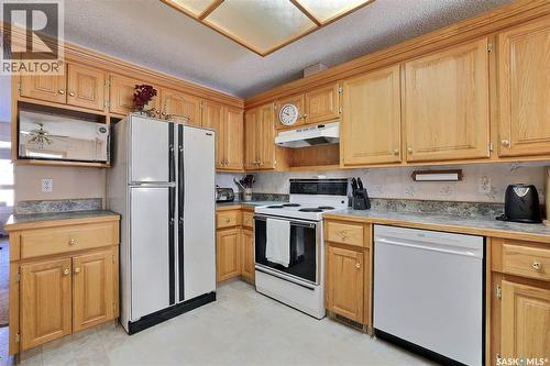 6302 Engel Drive, Regina, SK - Indoor Photo Showing Kitchen