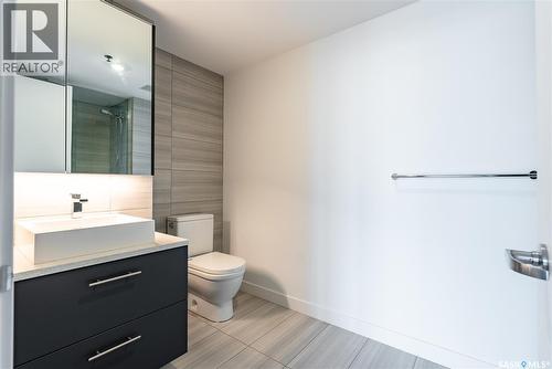 1302 490 2Nd Avenue S, Saskatoon, SK - Indoor Photo Showing Bathroom
