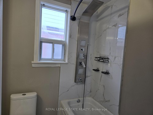 91 Barons Avenue S, Hamilton, ON - Indoor Photo Showing Bathroom