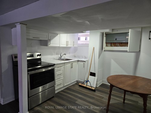 91 Barons Avenue S, Hamilton, ON - Indoor Photo Showing Kitchen