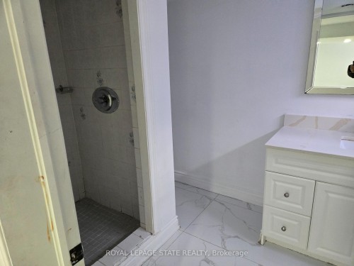 91 Barons Avenue S, Hamilton, ON - Indoor Photo Showing Bathroom