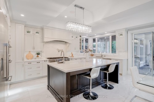 126 Mcgregor Crescent, Hamilton, ON - Indoor Photo Showing Kitchen With Upgraded Kitchen