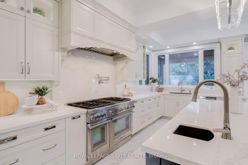 126 Mcgregor Crescent, Hamilton, ON - Indoor Photo Showing Kitchen With Upgraded Kitchen