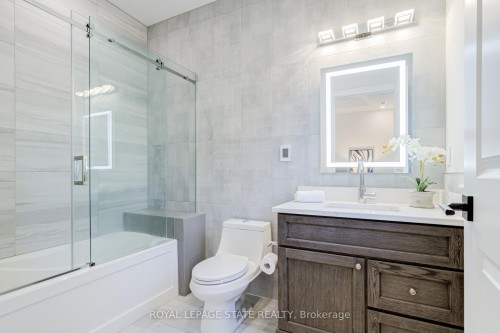 126 Mcgregor Crescent, Hamilton, ON - Indoor Photo Showing Bathroom
