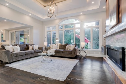 126 Mcgregor Crescent, Hamilton, ON - Indoor Photo Showing Living Room With Fireplace