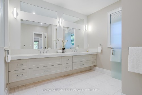 126 Mcgregor Crescent, Hamilton, ON - Indoor Photo Showing Bathroom